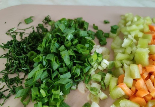 1. Этап. Булгур с крылышками: Крылышки разделить на сегменты. Замариновать в любимом маринаде (у меня куркума, сванская соль), добавить приправы, посолить. Овощи нарезать кубиками.