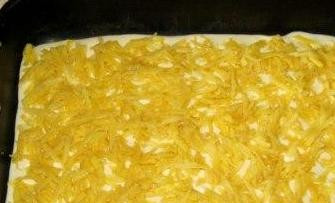 1. Этап. Заливной пирог с сайрой: На тесто выложите картошку.