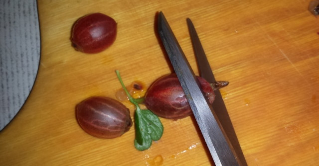 1. Этап. Царское варенье из крыжовника: Ягоды промойте и обсушите. Отрежьте от плодов хвостики и попки, надрезая с одной стороны побольше.