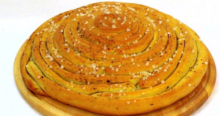 1. Этап. Хлеб спиральный: 4. Смажьте хлеб оставшимся маслом, посыпьте крупной морской солью и отправьте в разогретую до 250 градусов духовку. Убавьте температуру до 200 градусов и выпекайте 30 минут. Приятного аппетита!