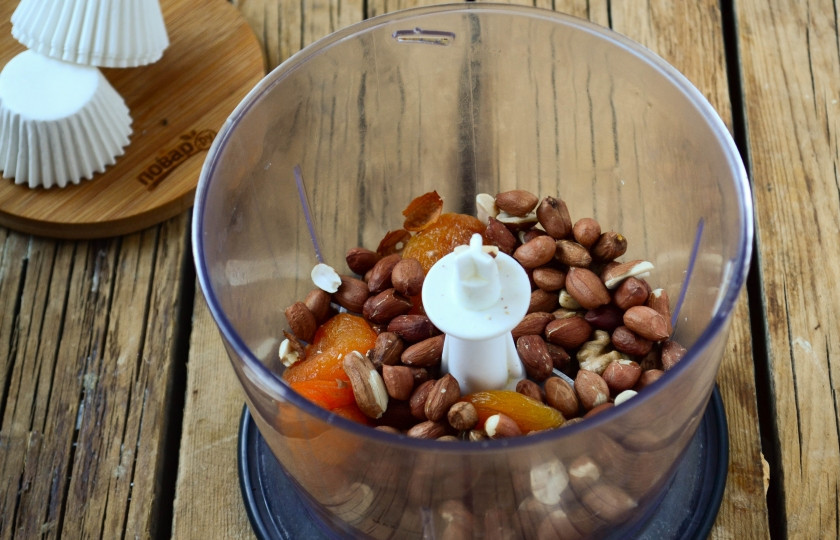 1. Этап. Полезные конфеты (стоит попробовать!): Курагу, грецкие орехи и арахис всыпьте в чоппер и измельчите до состояния крошки.