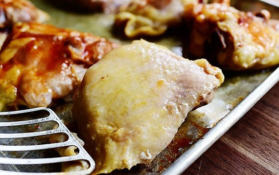 1. Этап. Курица в духовке с соусом барбекю: 3. Снимите кожицу с курицы.