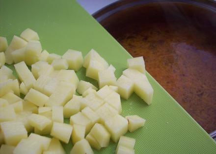 1. Этап. Итальянский суп с грибами: В кипящую воду добавить грибы, морковь и картофель. Варим 10 минут.