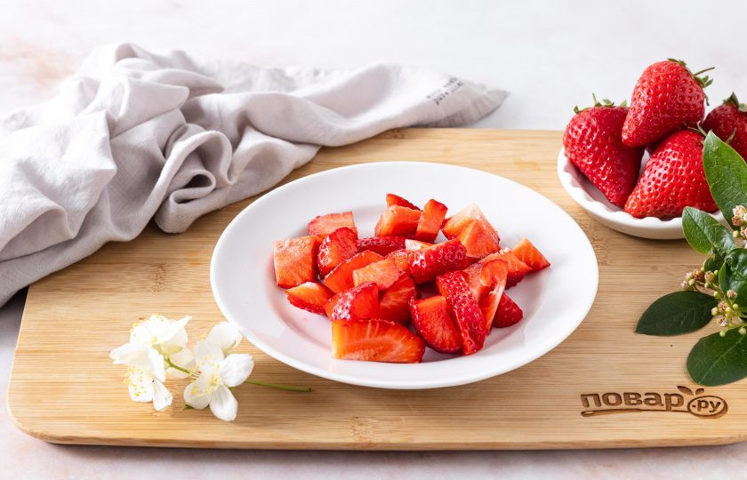 1. Этап. Алкогольный коктейль в блендере: Клубнику помойте, обсушите и отрежьте хвостики. Нарежьте ломтиками.