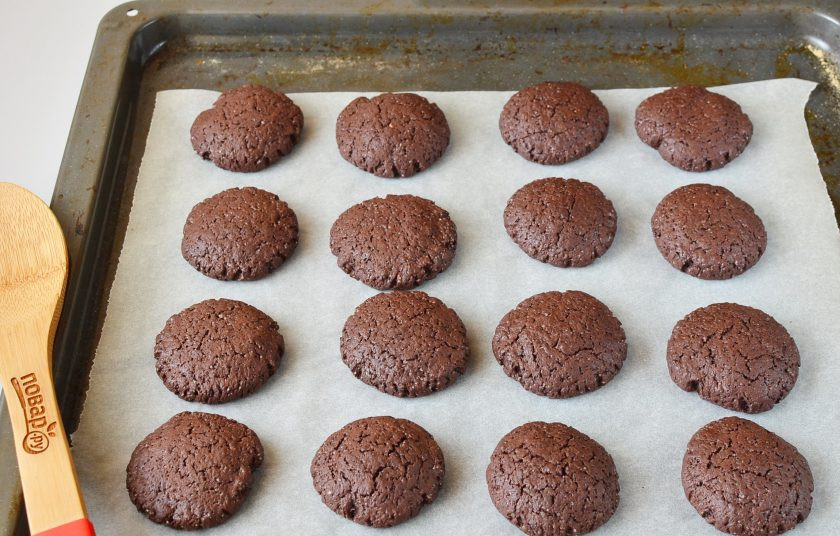 1. Этап. Мягкое шоколадное печенье: До момента выпечки у вас уже должна быть прогрета до 180 градусов духовка. Отправьте печенье на 12-15 минут, не больше! Печенье должно немного увеличиться, чуточку посветлеть. Если выпекать его дольше, то печенье перестанет быть мягким и получится песочным. Остудите его на решетке, от горячего противня оно будет продолжать печься, а не остывать.