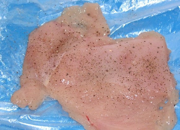 1. Этап. Жареная курица в кляре: Куриное филе промойте и порежьте на порционные кусочки. Посолит и поперчите.