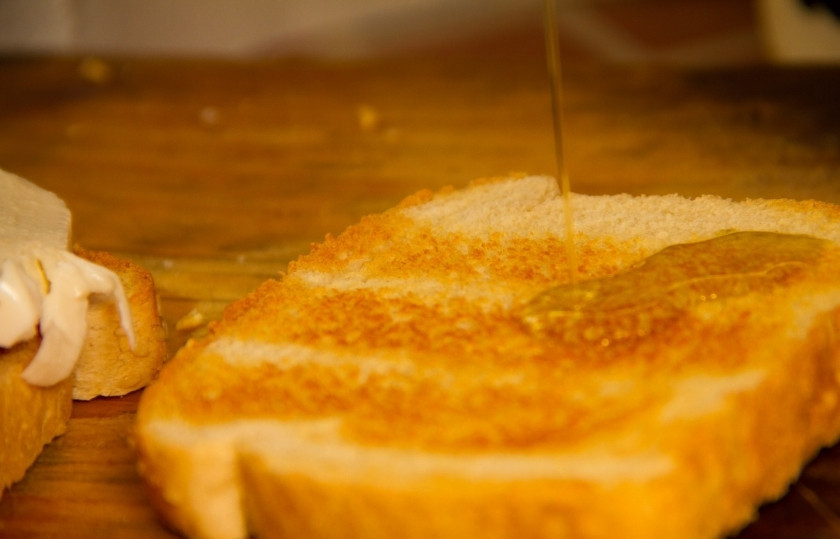 1. Этап. Бутерброды с моцареллой: Другой ломтик хлеба полейте оливковым маслом.