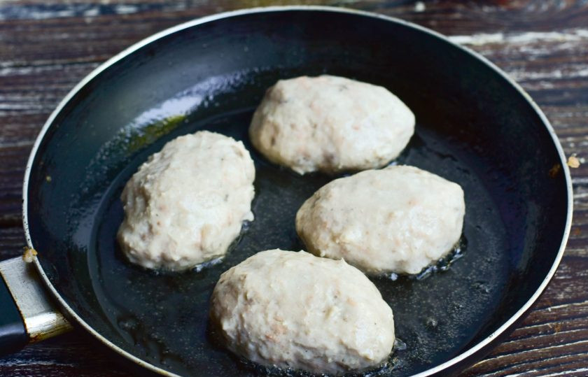 1. Этап. Рыбно-мясные котлеты: В сковороде разогрейте растительное масло. Выложите котлеты.