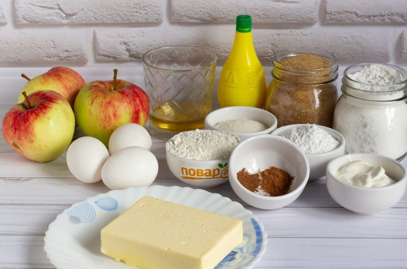 1. Этап. Яблочный пирог по-польски: Подготовьте все необходимые ингредиенты.