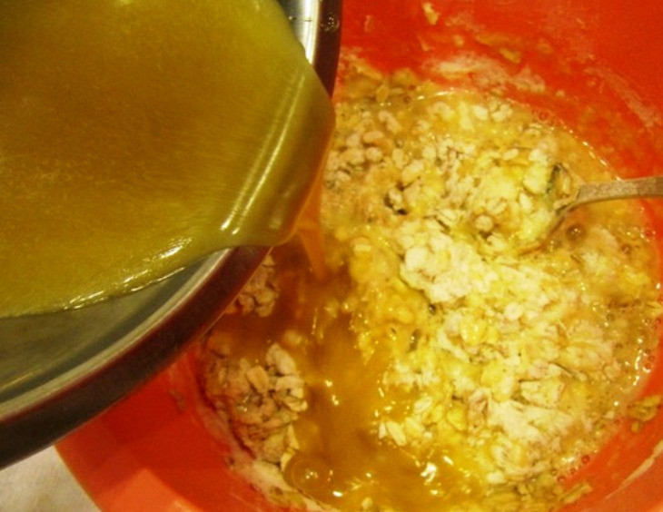 1. Этап. Медовый пирог с миндалем: Влейте мед с маслом и замесите тесто.