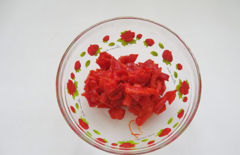 1. Этап. Сальса из печеного перца: Нарежьте перец мелко и выложите в мисочку.