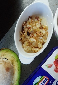 1. Этап. Паштет Минутка: Все настолько просто и быстро... Вот наши ингредиенты Лук обжарить на сливочном масле до золотистого цвета. Авокадо очистить от кожицы.