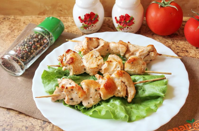 1. Этап. Шашлык из курицы в банке: Извлеките готовый шашлык из банки и если у вас есть гриль в духовке или микроволновке, то немного его подрумяньте.