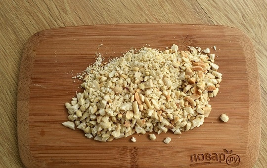 1. Этап. Запеченная рыба под хрустящей корочкой: Орехи обжарьте на сухой сковороде до румяности, остудите, измельчите с помощью скалки или ножа.