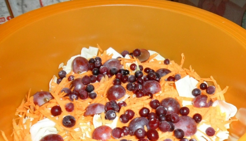 1. Этап. Салат Провансаль: Виноград разрежьте напополам, убрав косточки. Добавьте его к овощам вместе с клюквой.