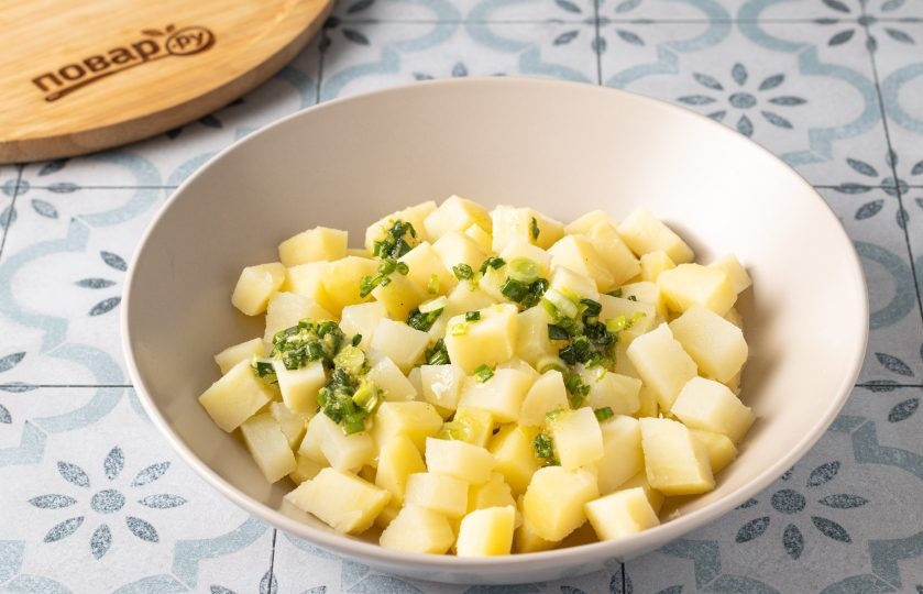 1. Этап. Чешский картофельный салат: Полейте получившейся заправкой картофель и перемешайте. Уберите в холодильник на полчаса, чтобы салат немного настоялся.