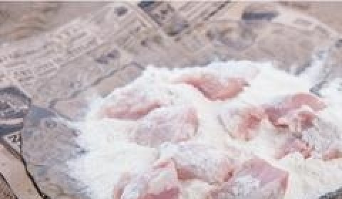 1. Этап. Мясо по-французски с соусом бешамель: Кусочки мяса обваливаем в муке и обжариваем на сковородке с растительным маслом.