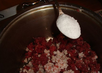 1. Этап. Сыровяленая колбаса в домашних условиях: 5. Когда все ингредиенты готовы, можно их соединить. Добавить оставшуюся соль и сахар, а также влить немного коньяка. Если коньяка нет, можно использовать водку. Это простой рецепт сыровяленой колбаса в домашних условиях, но при желании его можно дополнить специями для более интересного вкуса. Аккуратно перемешать полученный фарш.