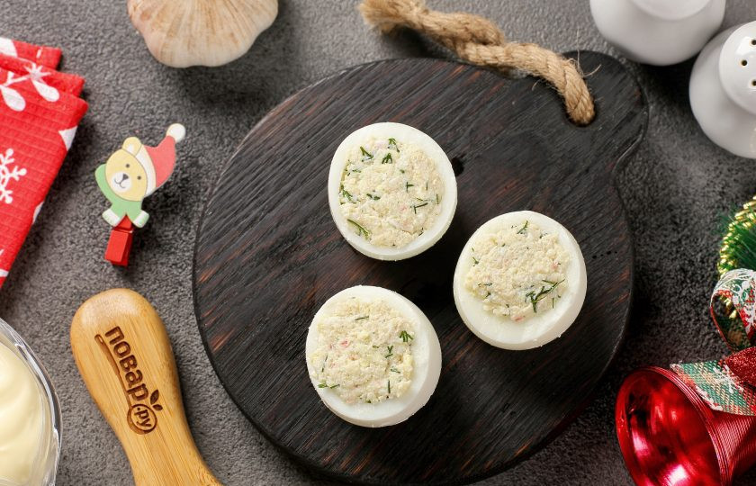 1. Этап. Фаршированные яйца Новогодние драконы: Отложенные ранее половинки белков наполните получившейся массой.