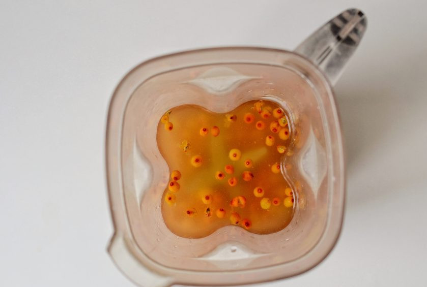 1. Этап. Смузи с облепихой: Облепиху промойте и взбейте в блендере с водой.