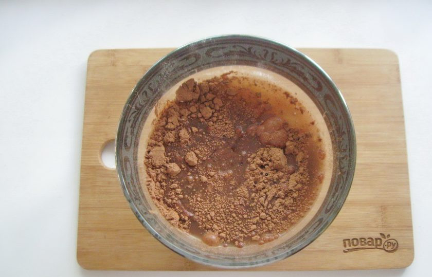 1. Этап. Американский пирог Крейзи кейк: Влейте холодную воду или воду комнатной температуры и рафинированное подсолнечное масло.