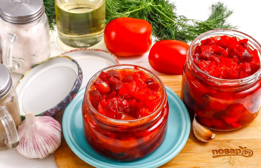 1. Этап. Заправка для борща в мультиварке на зиму: Горячую массу разложите в ошпаренные кипятком банки и закрутите горячими крышками по резьбе или с помощью ключа для консервации. Храните заготовку в прохладном месте, добавляя ее в кастрюлю уже после того, как отварится картофель.