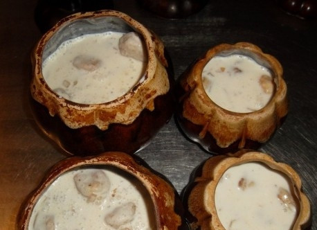 1. Этап. Пельмени в горшочке в молоке: 4. Заливаем получившейся смесью пельмени в горшочках. Наверх кладем сметану.