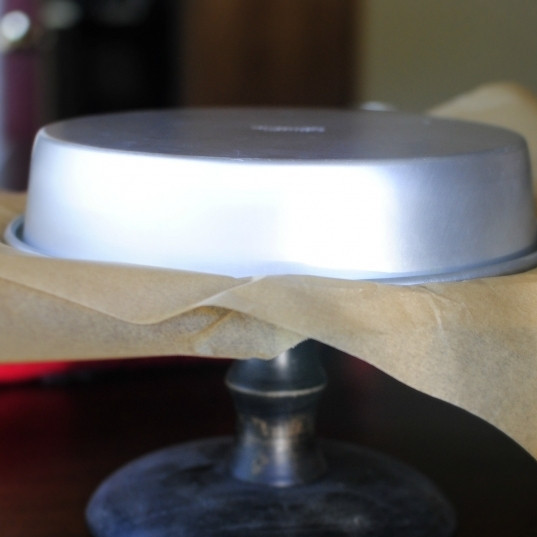 1. Этап. Яблочный торт: Ставим форму для запекания в духовку, разогретую до 180 градусов, и выпекаем 25-30 минут. Затем достаем форму из духовки, даем 10 минут постоять, после чего аккуратно переворачиваем на блюдо.