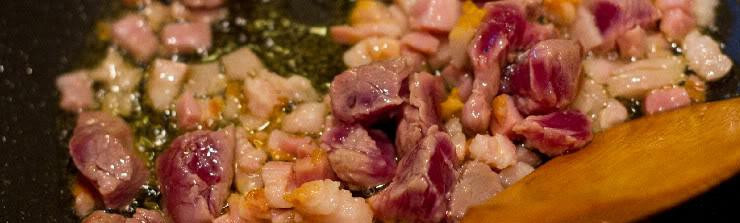 1. Этап. Классическая солянка: Мелко нарезаем грудинку, телятину, лук и чеснок. Обжариваем в масле.