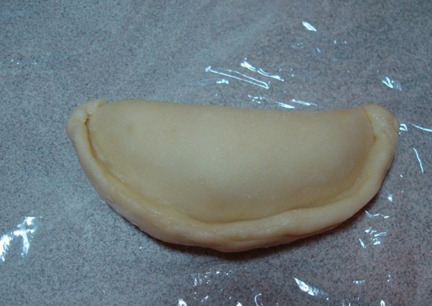 1. Этап. Пирожки с куриным фаршем: И заворачиваем края, чтобы начинка не вышла наружу.