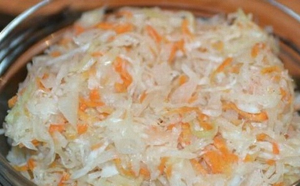 1. Этап. Диетический винегрет: С квашеной капусты отжимаем лишний сок и добавляем ее в тарелку к свекле.