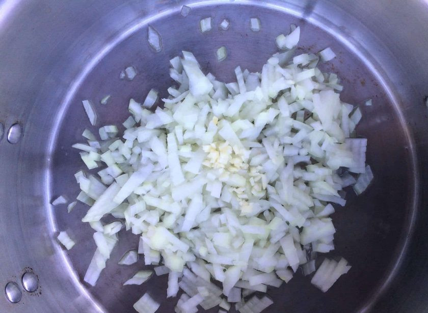 1. Этап. Итальянский свадебный суп: Лук почистите, мелко накрошите и обжарьте в сотейнике до золотистого цвета.