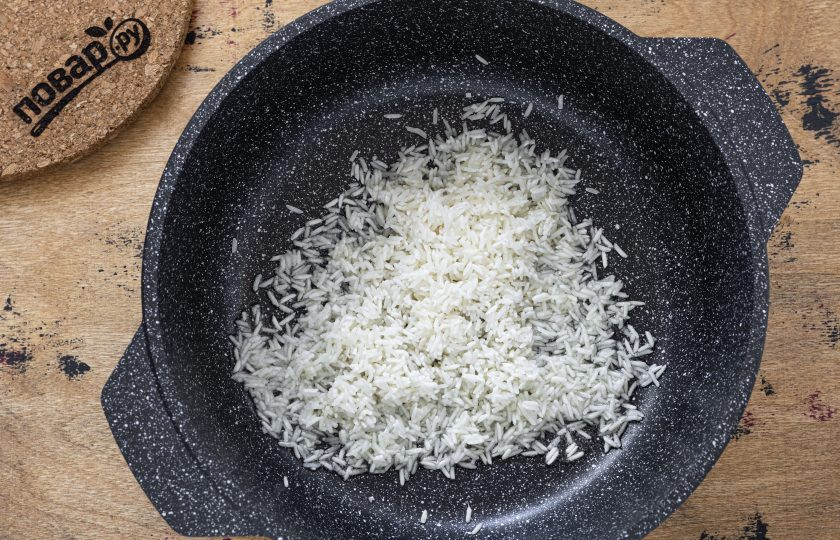 1. Этап. Рис по-индийски: Разогрейте сковороду с маслом и обжарьте рис на среднем огне пару минут.