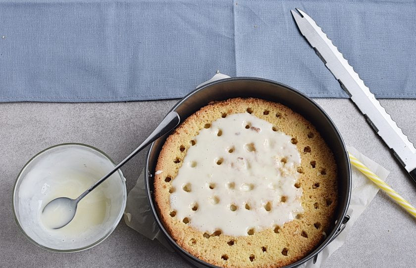 1. Этап. Торт с ягодами: Смешайте сгущенное молоко с 50 мл. сливок и залейте корж. Уберите в холодильник на полчаса.