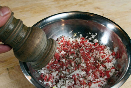 1. Этап. Манты по-казахски: 3. Нарезанное сало и мясо соединить с луком. Тщательно перемешать и добавить соль, специи по вкусу.