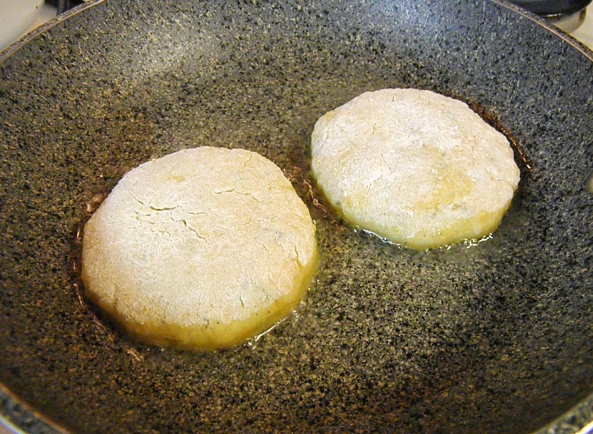 1. Этап. Постные котлеты из кабачков и тыквы: Затем сразу выкладывайте в горячее масло на сковородку и жарьте до золотистого цвета.