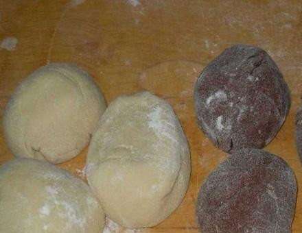 1. Этап. Торт Мишка: 2. Каждую часть теста разделить на три шарика. Руками размять 6 небольших лепешек.