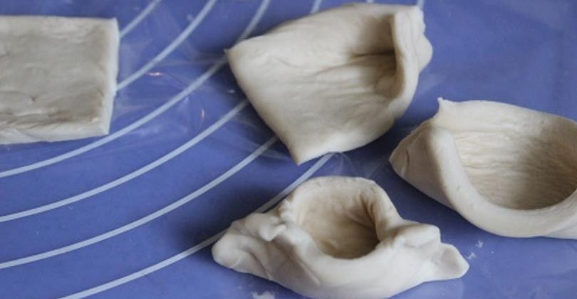 1. Этап. Слойки из слоеного теста: Из квадратов теста слепите лодочки (путем лепки 2 концов друг к другу).