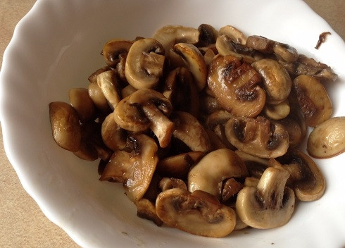 1. Этап. Курица в сливочном соусе с грибами: Грибы обжариваем на огне больше среднего и буквально минут 5, до легкого подрумянивания. Убираем грибы со сковороды в тарелку.