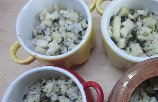 1. Этап. Гречневая каша с грибами и сельдереем: В каждый горшочек насыпьте по 2 столовые ложки промытой крупы, уложите грибы с сельдереем.