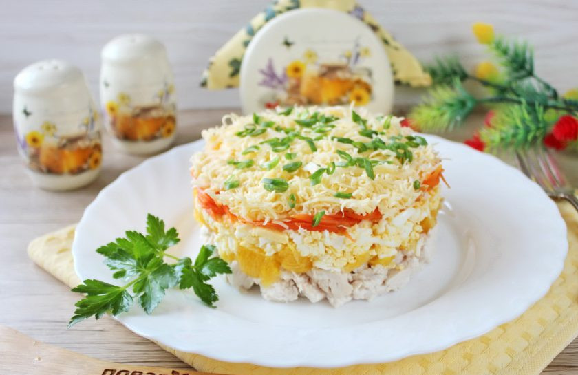 1. Этап. Салат с апельсинами, курицей и корейской морковью: Украсьте салат и подавайте к столу.