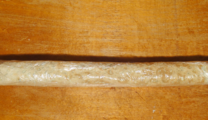 1. Этап. Лаваш, фаршированный красной рыбой: Сверните лаваш рулетом и замотайте в пищевую пленку. Поместите в холодильник на несколько часов.