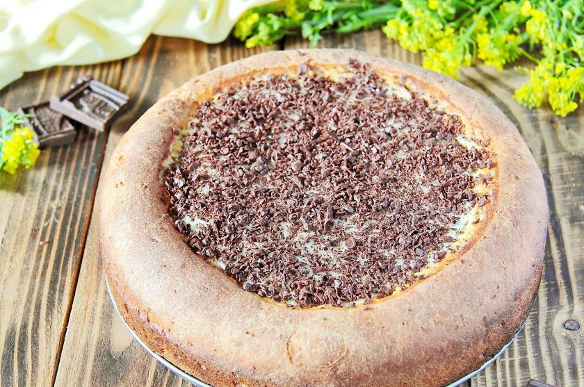 1. Этап. Домашняя ватрушка с шоколадной стружкой: 12. Дайте выпечке немного остыть, затем украсьте верх тертым шоколадом. Домашняя ватрушка с шоколадной стружкой готова.