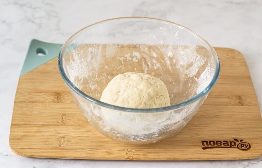 1. Этап. Веганское слоеное тесто: Тесто вымесите, скатайте в шар, накройте пленкой и оставьте при комнатной температуре на полчаса.
