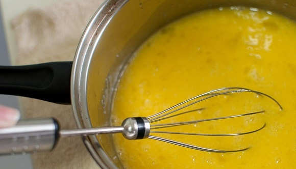 1. Этап. Простой шоколадный бисквит: 4. Взбивайте все венчиком и добавляйте оставшийся сахар, чтобы предотвратить образование комочков.