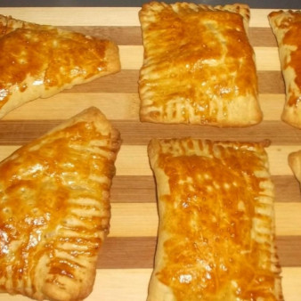 Слойки с яблоками из дрожжевого теста