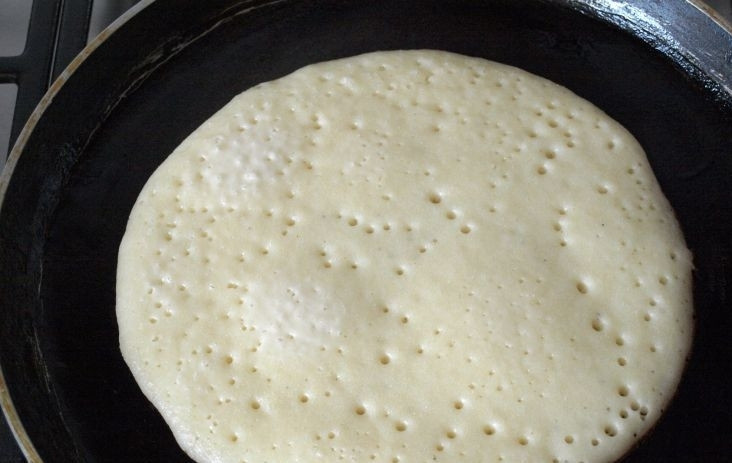 1. Этап. Блины на кефире дрожжевые: Перед жаркой перемешиваем еще раз тесто. На разогретой сковородке жарим с двух сторон до золотистого цвета. Готовые блины на кефире дрожжевые складываем стопкой, смазываем маслом, подать можно со сметаной и медом. Приятного аппетита)