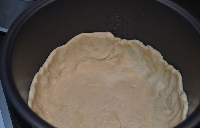 1. Этап. Пирог с курицей в мультиварке: 7. Чашу мультиварки смазать растительным маслом. Выложить большую часть, формируя невысокие бортики (ориентируясь на количество начинки).