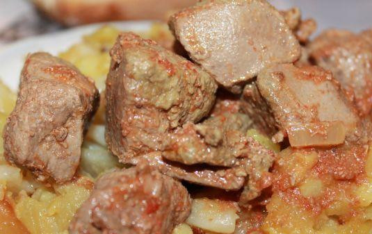 1. Этап. Печень по-строгановски: Еще недолго обжариваем печень, все время перемешивая и подаем с гарниром.