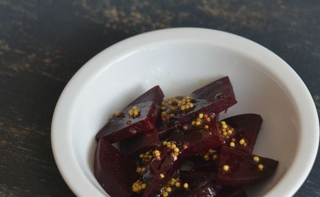 1. Этап. Салат из свеклы без майонеза: Помойте свеклу и отварите ее до готовности. Затем почистите ее ножом и нарежьте дольками или полукольцами. Выложите в миску, заправьте горчично-масляным соусом и перемешайте.